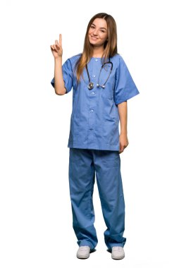 Gösterilen ve işareti en iyi izole arka plan üzerinde parmak kaldırma tam vücut genç hemşire