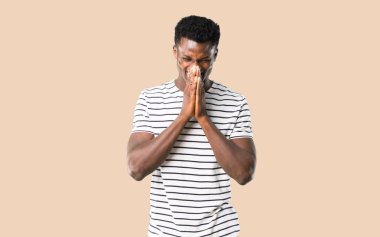 Çizgili gömlek çok kapsayan süre gülümseyen adam koyu tenli