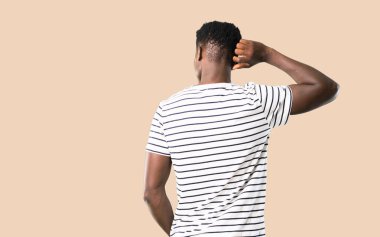 Çizgili gömlekli geri izole och görünümlü adam koyu tenli