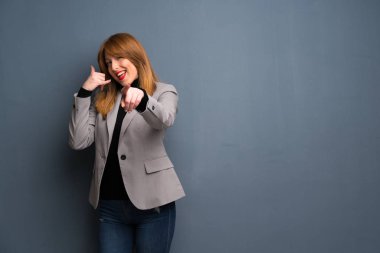 Telefon jest yapma ve açık işaret redhead iş kadını