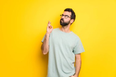 Adam sakallı ve yeşil gömlek ile en iyi dilek ve geçiş parmak ile