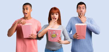 Grup üç arkadaşıyla birlikte popcorns yeme