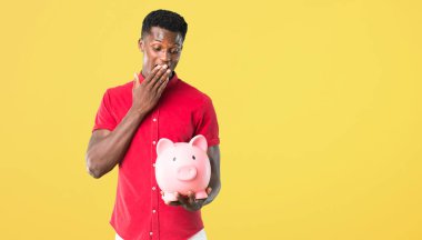 Genç Afro-Amerikan adam büyük bir yakın tutarak sürpriz