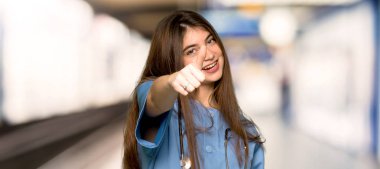 Çünkü iyi bir şey bir hastanede oldu bir başparmak yukarıya hareket veren genç hemşire