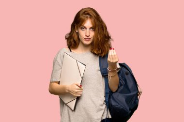 Pembe arka plan üzerinde İtalyan jest yapma genç redhead öğrenci