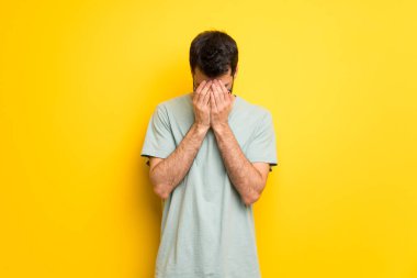 Adam yorgun ve hasta ifade ile sakallı ve yeşil gömlek ile