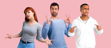 Grup üç arkadaşıyla birlikte kibirli ve kendini beğenmiş kendini seviyorum