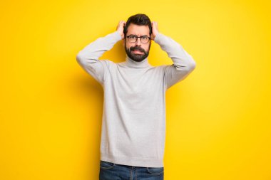 Çünkü adam kafasına sakal ve balıkçı yaka alır elleriyle migren vardır