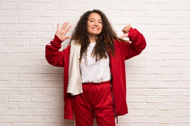 Altı parmaklı sayma kıvırcık saçlı genç spor kız