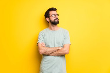 Adam sakallı ve yeşil gömlek ile karıştırmayın yüz ifadesi ısırıkları dudak iken ile