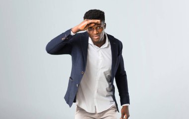 Afro-Amerikan yakışıklı uzakta arıyorsunuz bir ceket 