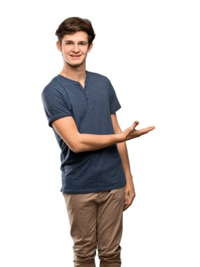 Genç adam bir fikir görünümlü doğru izole beyaz arka plan üzerinde gülümseyen süre sunulması