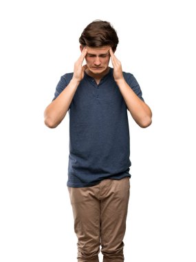 Genç adam izole beyaz arka plan üzerinde baş ağrısı ile