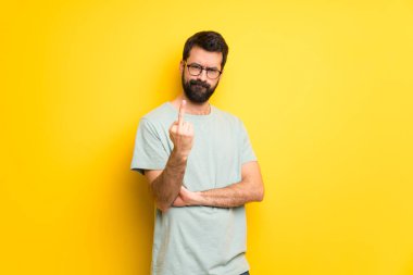 Adam sakallı ve yeşil gömlek boynuz jest yapma ile