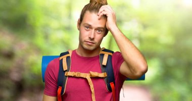 Hayal kırıklığı ve dağın içinde anlayış değil bir ifade ile dağ backpacker adamla uzun yürüyüşe çıkan kimse