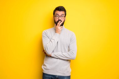 Adam sakal ve şaşırttı ve doğru bakarken şok balıkçı yaka