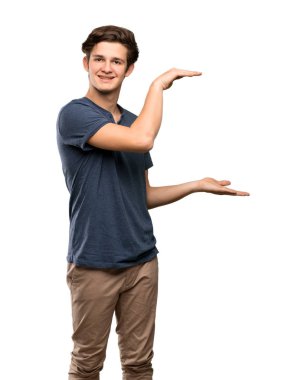 Genç adam tutarak boşaltmak izole beyaz arka plan üzerinde bir reklam eklemek için