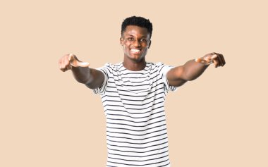 Çizgili gömlekli bazı parmak ile işaret ile adam koyu tenli