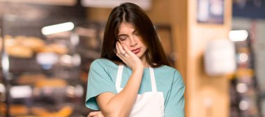 Diş ağrısı bir fırın ile önlük ile kız