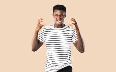 Koyu tenli adam onunla çizgili gömlek yapma dur hareketi ile