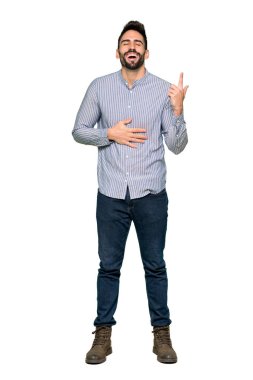 Çok gülümseyen izole beyaz arka plan üzerinde gömlek ile zarif adamın tam uzunlukta atış