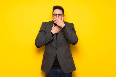 Gözlüklü yakışıklı adam öksürük ile acı ve kötü hissediyor