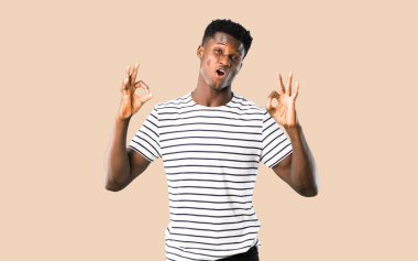 Çizgili gömlekli fing ok işaretiyle gösterilen koyu tenli adam