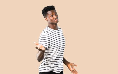 Çizgili gömlekli kibirli ve kendini beğenmiş ile koyu tenli adam 