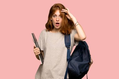 Genç redhead öğrenci bir şeyin farkına vardım ve pembe arka plan üzerinde çözüm isteyen vardır
