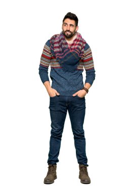 Hippi adamın karıştırmayın yüz ifadesi ısırıkları dudak izole beyaz arka planda iken tam uzunlukta atış