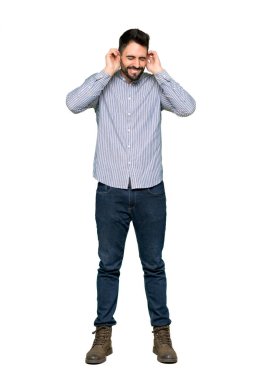 Zarif adam elleriyle kulaklarını kapsayan forması ile tam uzunlukta bir kadeh. Hayal kırıklığı ifade izole beyaz arka plan üzerinde