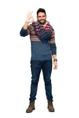 Bir ok işareti parmak ile izole beyaz arka plan üzerinde gösterilen hippi adamın tam uzunlukta atış