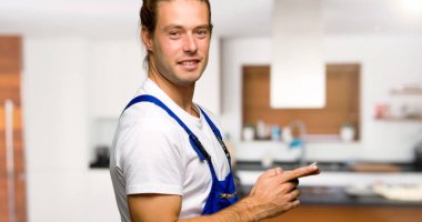 İşçi bir evde mobil ileti gönderme