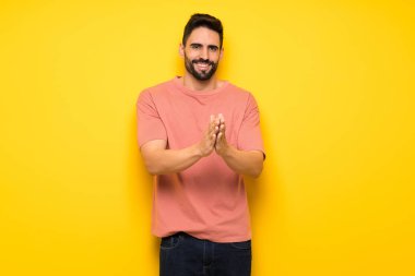 Bir konferansta sunum sonrası sarı duvar alkış üzerinde yakışıklı adam