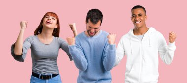 Grup üç arkadaşıyla birlikte bir zaferini kutluyor