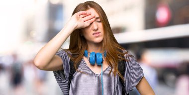 Kızıl saçlı öğrenci kadın yorgun ve hasta ifade kentin ile