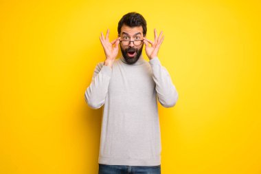 Adam sakal ve gözlük ve sürpriz balıkçı yaka