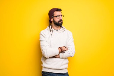 Olan dreadlocks ile karıştırmayın yüz ifadesi ısırıkları dudak iken hippi adam