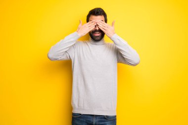 Adam sakal ve gözleri eller tarafından kapsayan balıkçı yaka. İleride ne olduğunu görmek için sürpriz