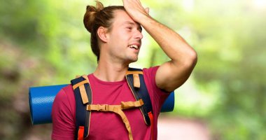 Dağ backpacker adamla uzun yürüyüşe çıkan kimse bir şeyin farkına vardım ve dağın içinde çözüm isteyen vardır