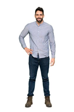 Silah, kalça ile poz ve izole beyaz arka plan üzerinde gülümseyen forması ile zarif adamın tam uzunlukta atış