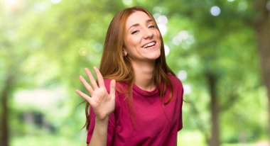 Beş parmaklı parkta sayma genç Kızıl saçlı kız