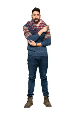 Tam uzunlukta hippi fotoğrafını şaşırmış ve işaret yan izole beyaz zemin üzerine adamım