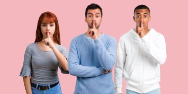 Ağız ve Reis kapanış bir işaret gösteren üç arkadaş grubu