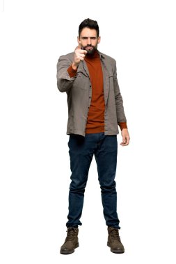 Kötü bir durum ve izole beyaz zemin üzerine açık işaret tarafından hayal kırıklığına sakallı yakışıklı adam tam uzunlukta atış