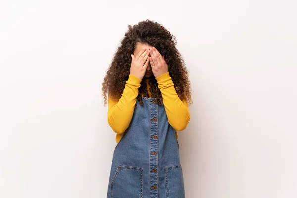 Adolescente Avec Pull Rouge Sur Mur Blanc Avec Expression Fatiguée — Photo