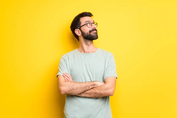 Człowiek Brodą Zielona Koszula Patrząc Jednocześnie Uśmiechając Się — Zdjęcie stockowe