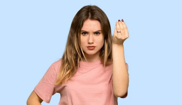 Menina Adolescente Com Suéter Rosa Fazendo Gesto Italiano Fundo Azul — Fotografia de Stock