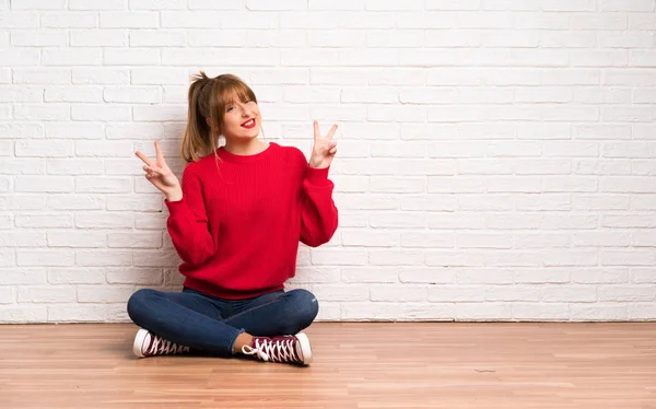 Roodharige Vrouw Aanbrengen Vloer Lachen Overwinning Teken Met Beide Handen — Stockfoto