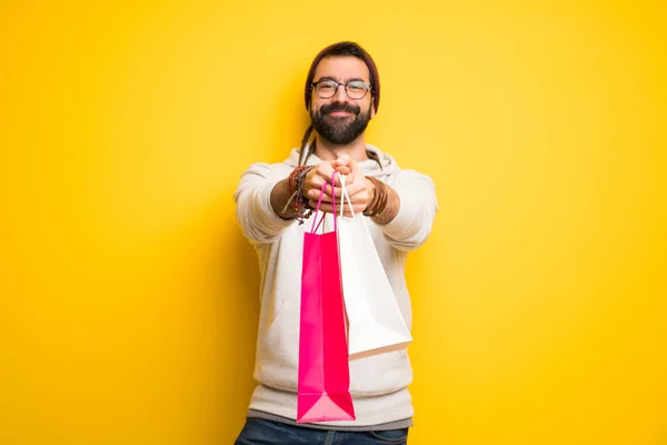 Hippie Man Met Dreadlocks Houden Een Heleboel Boodschappentassen — Stockfoto